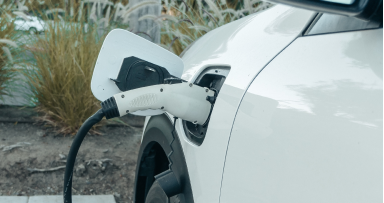 Vehículos ECO híbridos y eléctricos con bajas emisiones